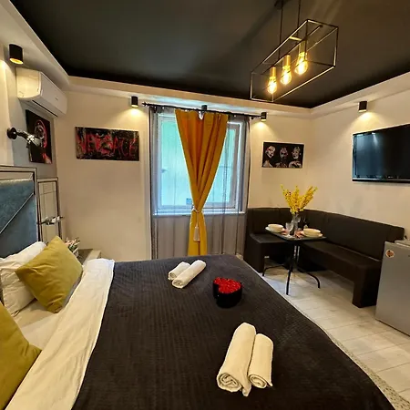 The Fame - Modern In Location & Parking Apartment