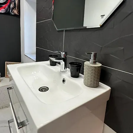 The Fame - Modern In Location & Parking *