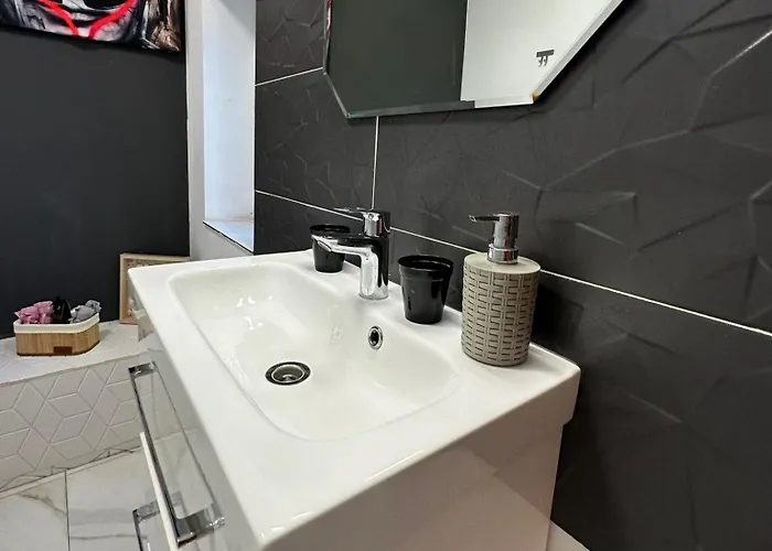 The Fame - Modern In Location & Parking *